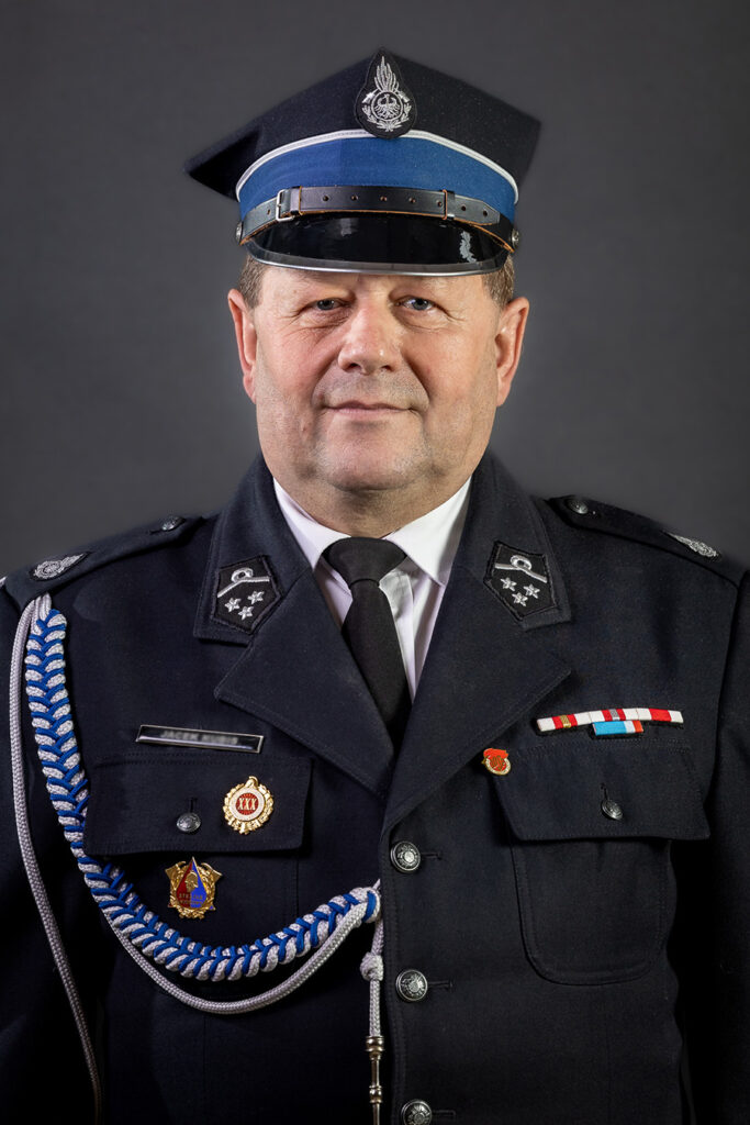 Portret Strażaka OSP w mundurze galowym, fotografia portretowa służb mundurowych