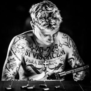 portret zachwyconego strzelca z bronią