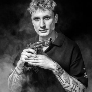 portret Mistrza IPSC podczas sesji zdjęciowej w Krakowie