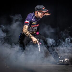 portret Mistrza IPSC podczas dynamicznej sesji zdjęciowej