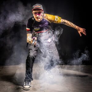 dynamiczny portret sportowy zawodnika IPSC z bronią