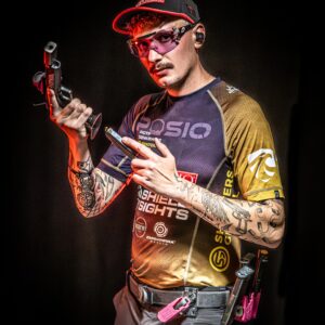 sesja wizerunkowa strzelca sportowego IPSC ładującego broń